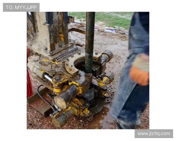 挖掘机人防工程地下室深度开挖