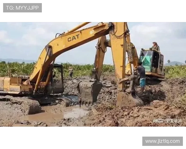 挖掘机泥泞地脱困技巧