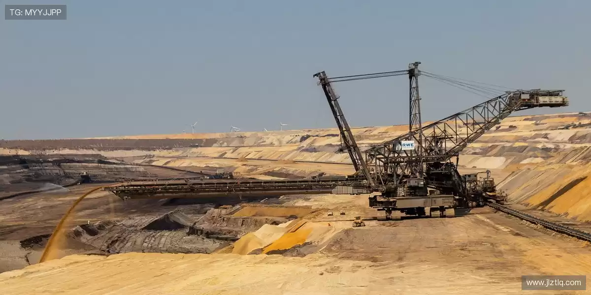 🔧 在崎岖的山地施工中,挖掘机灵活应对地形,高效完成土方工程 🚜